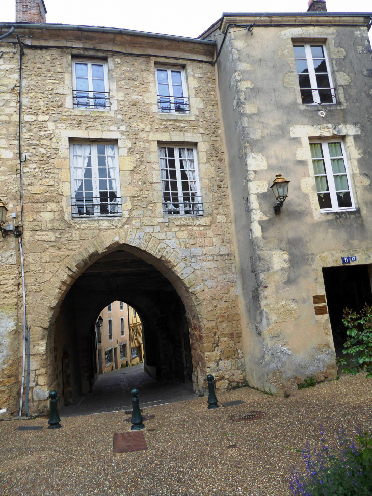 Le porche : porte Saint Sauveur duchâteau - Bellême