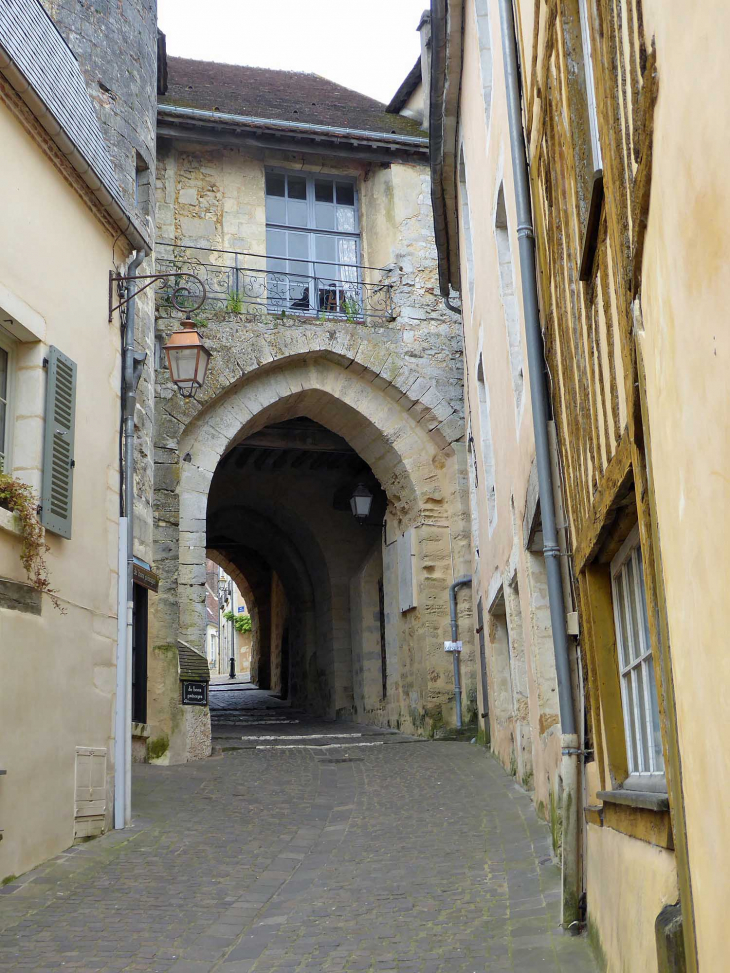 Le porche : porte Saint Sauveur du château - Bellême