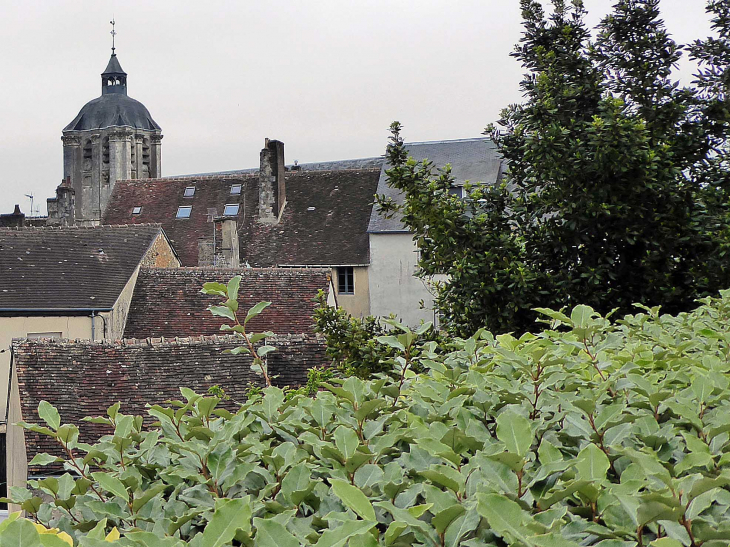 Le clocher de l'église Saint Sauveur au dessus des toits - Bellême