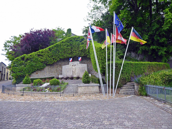 Boulevard Bansard des Bois : le monument aux morts - Bellême