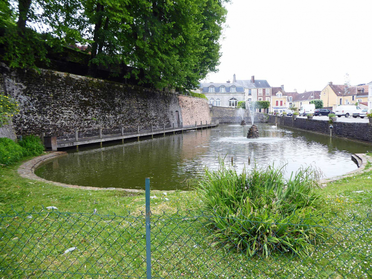 Boulevard Bansard des Bois ; les douves de l'ancien château - Bellême