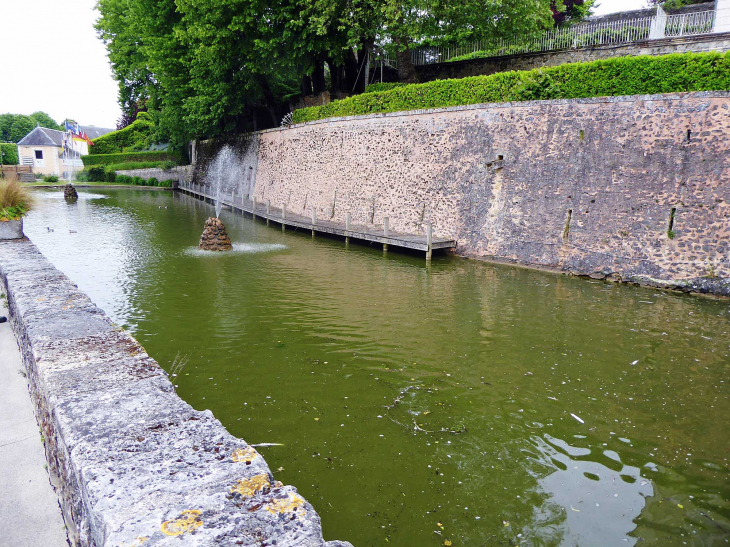 Boulevard Bansard des Bois ; les douves de l'ancien château - Bellême