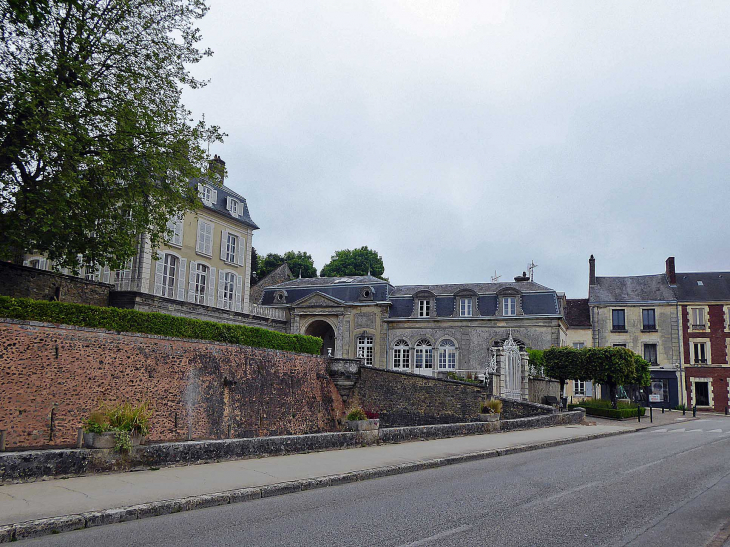 Boulevard Bansard des Bois ; les douves et l'hôtel particulier - Bellême