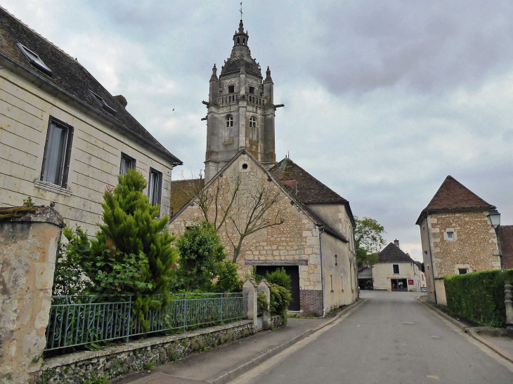 L'église dans le village - Courgeon