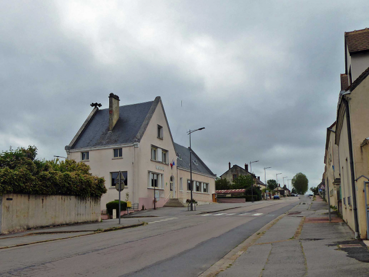 La mairie dans la rue principale - Igé