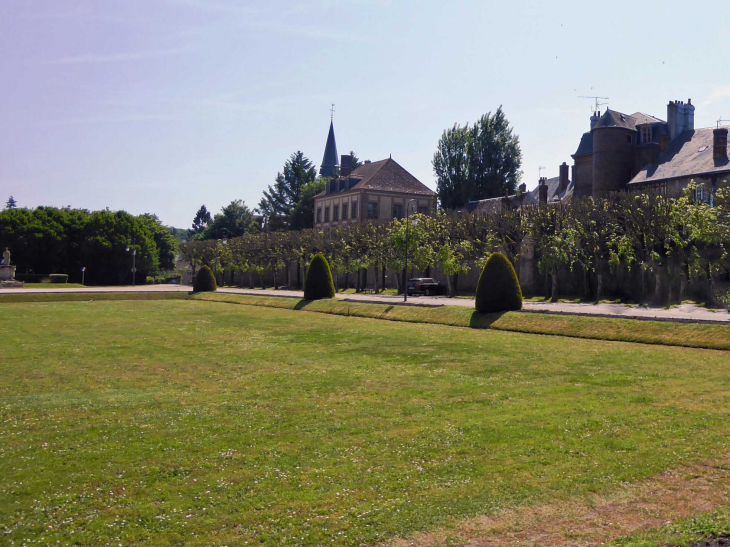 Le parc public  : vue sur le clocher de l'église Saint Jean - L'Aigle