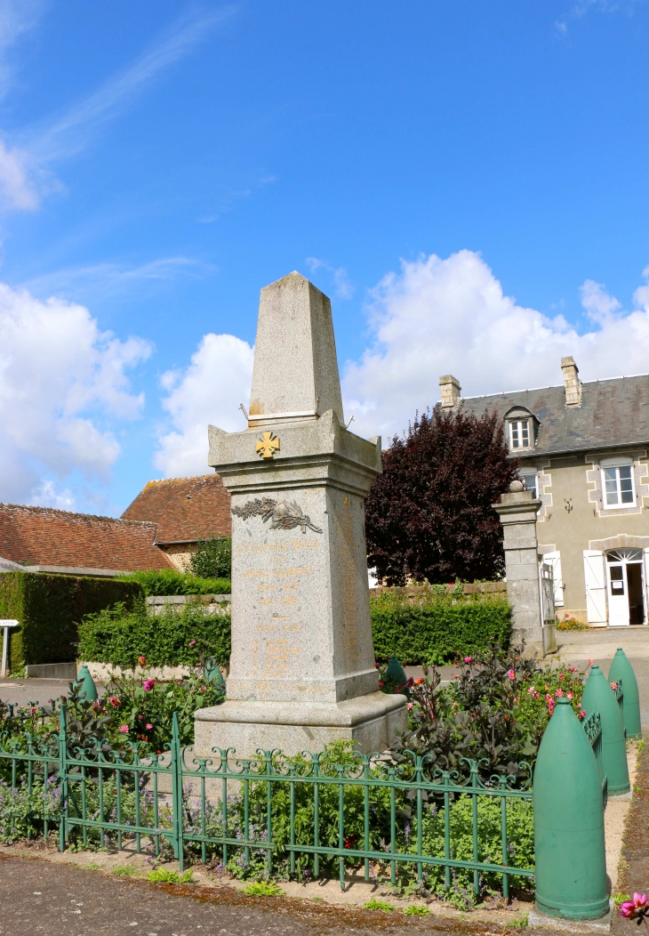 Le Monument aux Morts - La Chapelle-d'Andaine