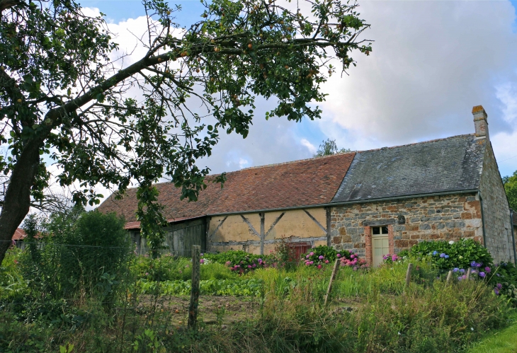 Aux alentours - La Chapelle-d'Andaine