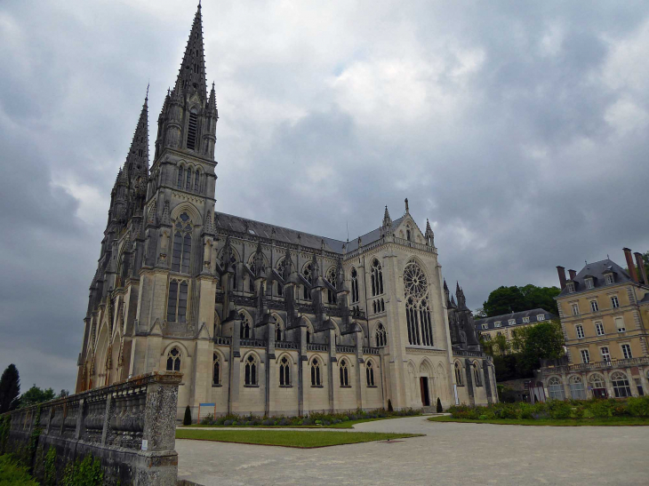 La basilique Notre Dame - La Chapelle-Montligeon