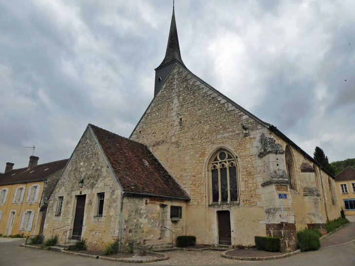 L'église Saint Pierre dans le village - La Chapelle-Montligeon