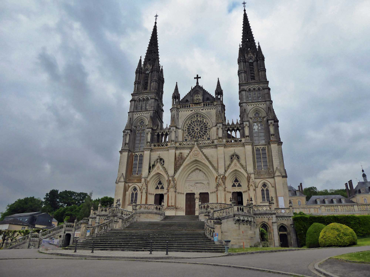 La basilique Notre Dame - La Chapelle-Montligeon