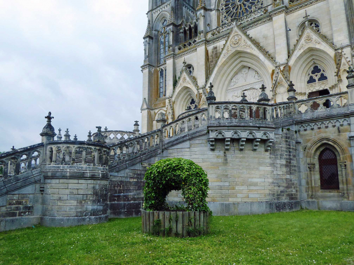 L'accès à la basilique Notre Dame - La Chapelle-Montligeon