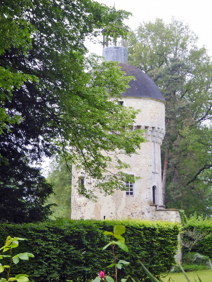 Le château de Monthimer : la tour ronde - La Perrière