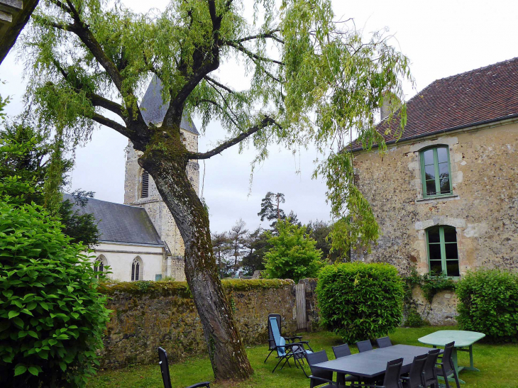 L'église vue d'un jardin du village - La Perrière