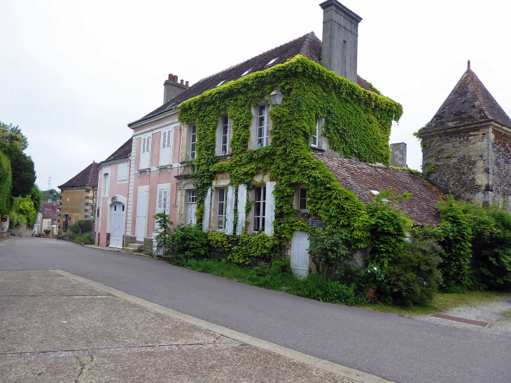 Une rue du village - La Perrière