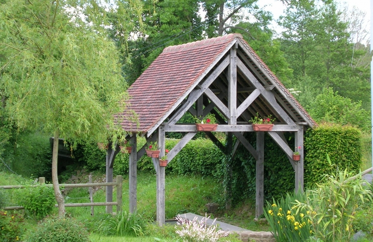 Lavoir de l'étang - La Roche-Mabile