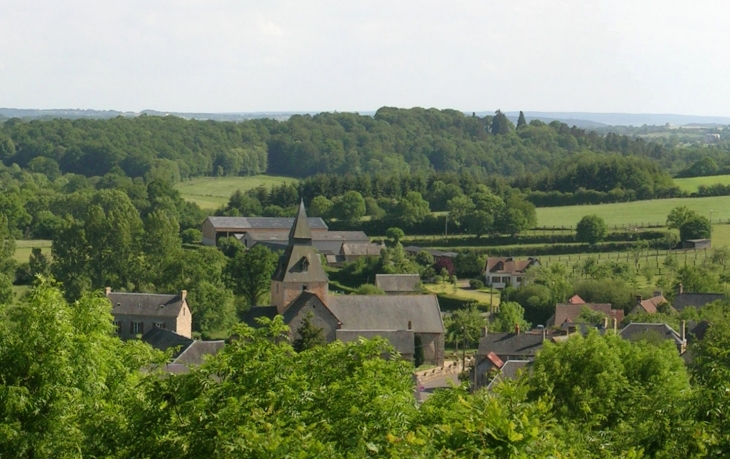 Le bourg vu de la motte féodale - La Roche-Mabile