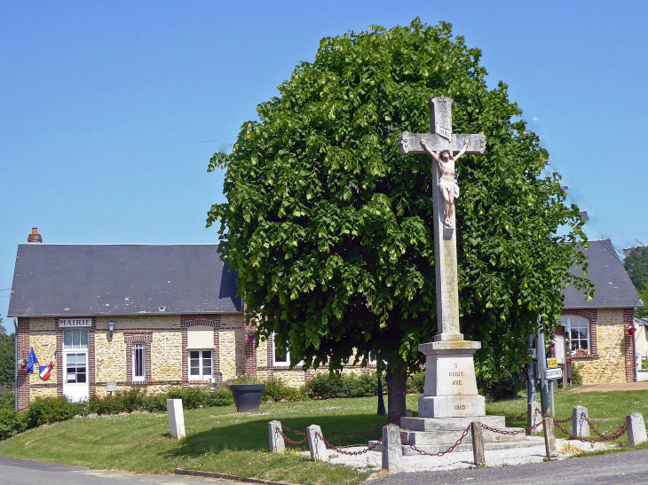 Le calvaire devant la mairie - Le Plantis