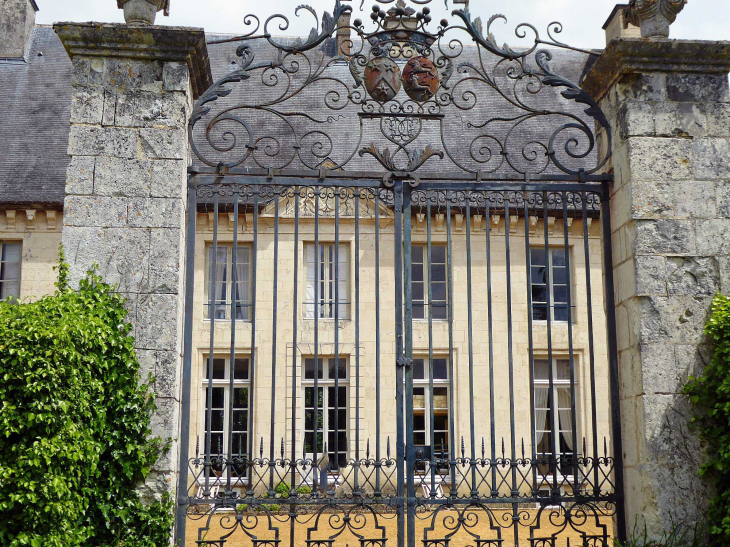 La grille du château - Maison-Maugis