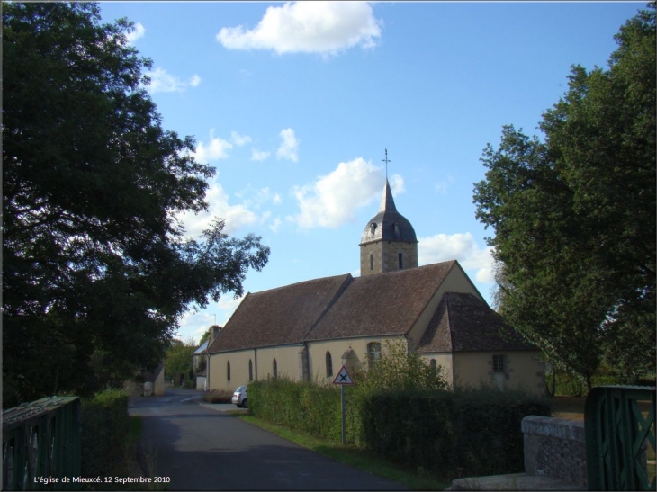 L'église de Mieuxcé vue du pont de la Sarthe.