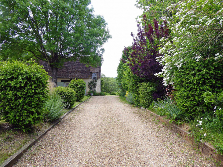 Entrée du jardin du manoir de Pontgirard - Monceaux-au-Perche