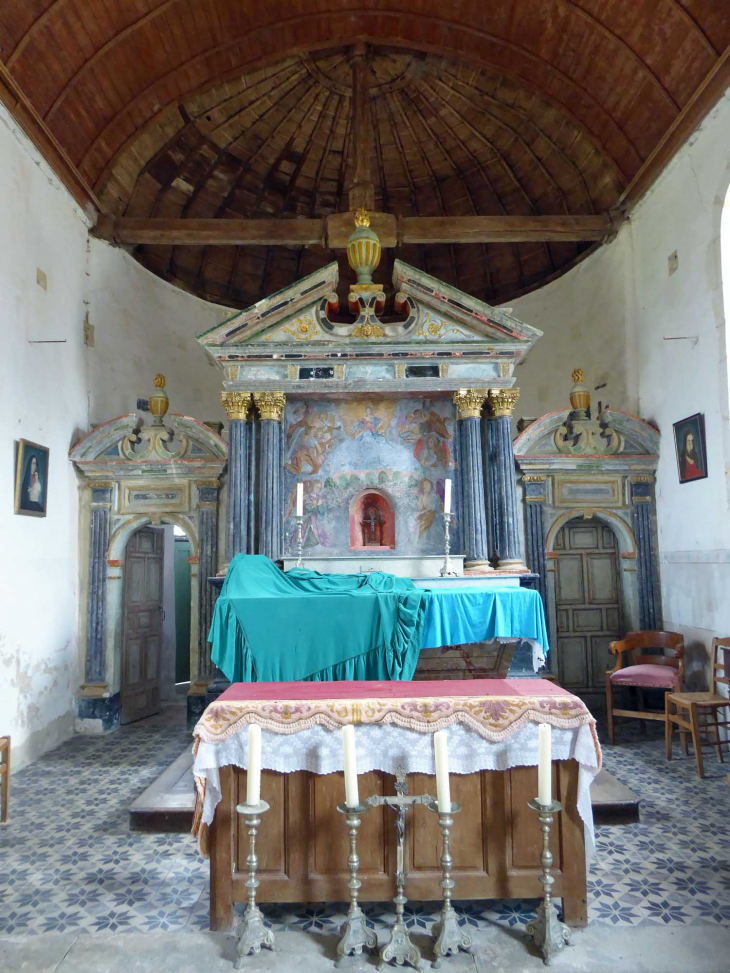 L'intérieur de l'église : la charpente en châtaignier - Monceaux-au-Perche