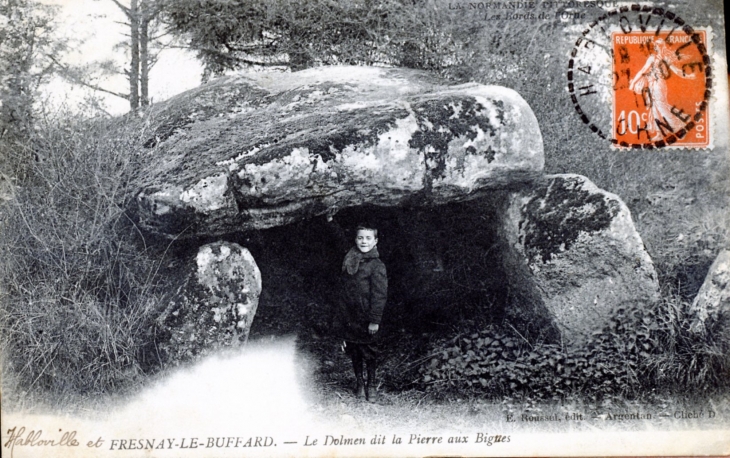 Fresnay-le-Buffard - Le Dolmen dit la pierre aux bigne, vers 1910 (carte postale ancienne). - Neuvy-au-Houlme