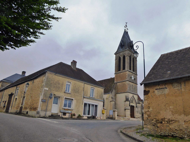 Dans le village - Origny-le-Roux