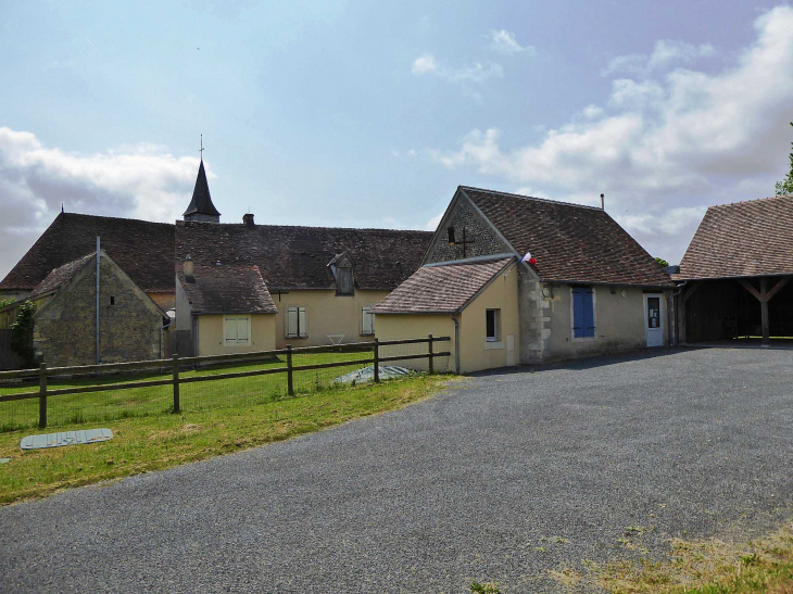 Le village : mairie et clocher - Saint-Aubin-des-Grois