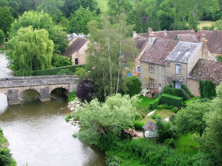 Vue de l'Eglise  sur la riviére - Saint-Céneri-le-Gérei