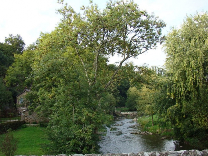 La Sarthe, vue du pont de Saint Ceneri. - Saint-Céneri-le-Gérei