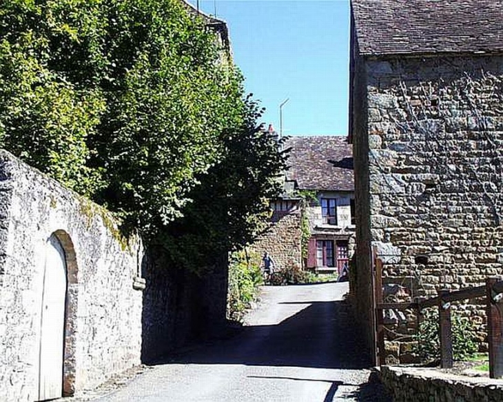 Ruelles du bourg de St Ceneri - Saint-Céneri-le-Gérei