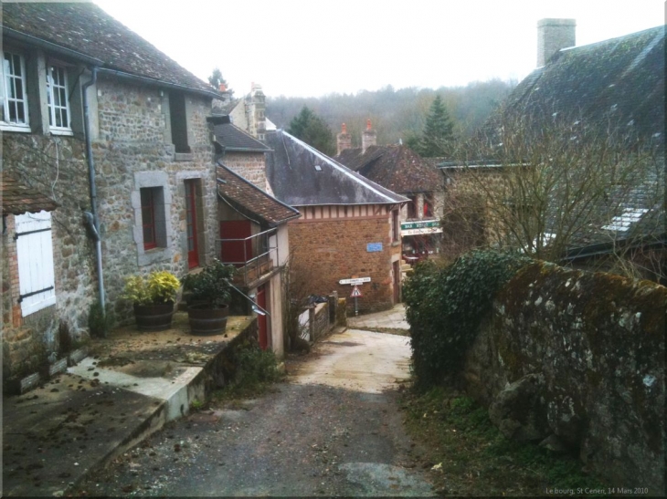 Le Bourg de St Ceneri en arrivant par le chemin du donjon. - Saint-Céneri-le-Gérei