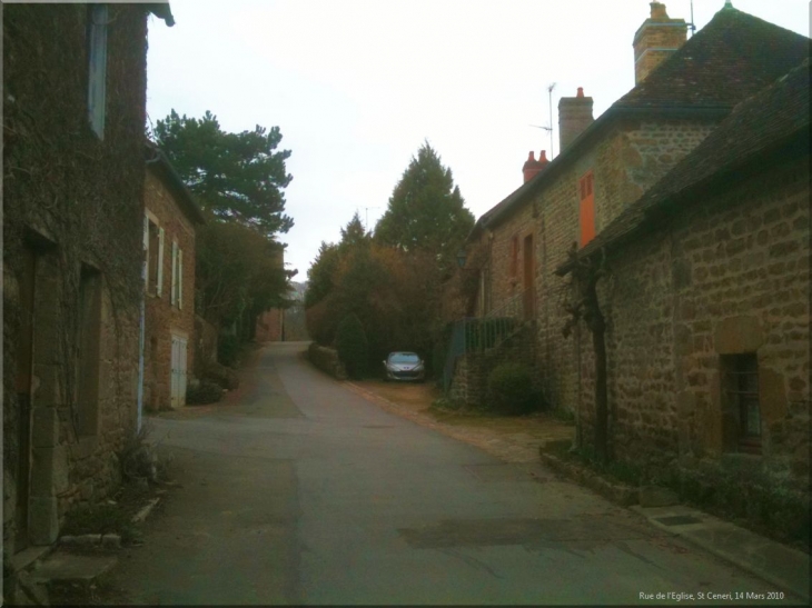 En remontant la rue de l' Eglise - Saint-Céneri-le-Gérei