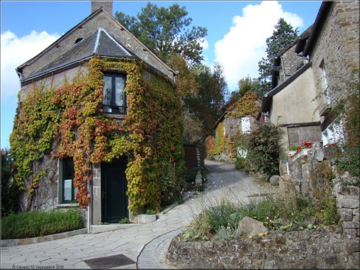 Le bourg de St Céneri, le chemin du donjon - Saint-Céneri-le-Gérei