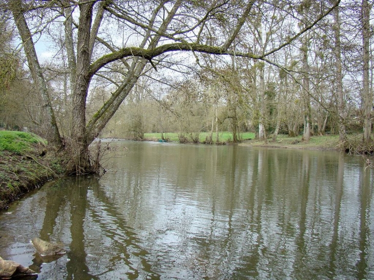 La riviere (Sarthe) autour du village de Saint Ceneri - Saint-Céneri-le-Gérei