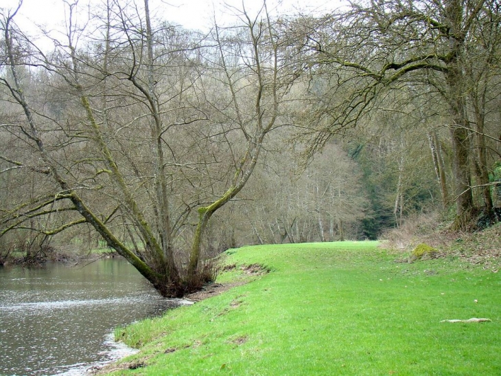 La Sarthe, traversant le village de Saint Ceneri - Saint-Céneri-le-Gérei