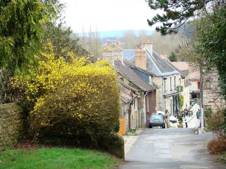 La rue de l'église, village de Saint Céneri - Saint-Céneri-le-Gérei