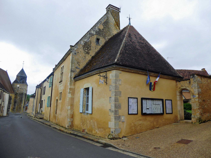 La rue principale : mairie et église - Saint-Germain-de-la-Coudre