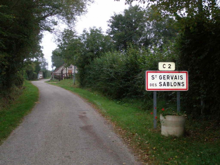 Entrée du village - Saint-Gervais-des-Sablons