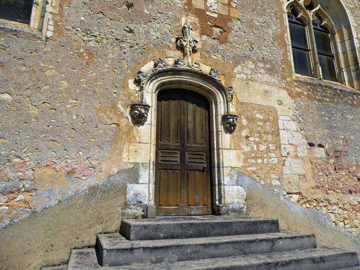 Une entrée de l'église - Saint-Hilaire-sur-Erre