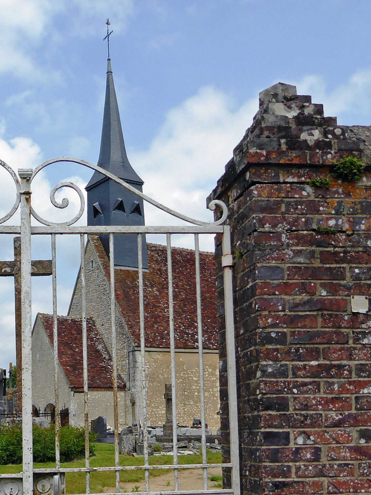 L'église vue de l'entrée du cimetière - Saint-Maurice-sur-Huisne