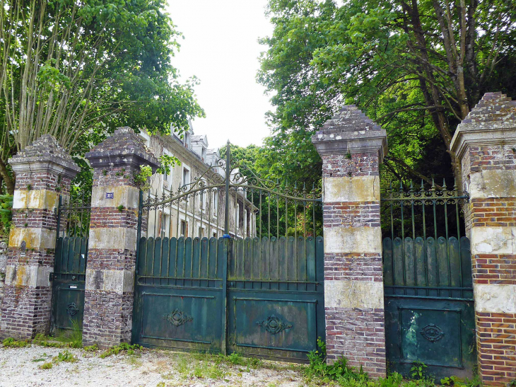 L'entrée du château - Saint-Maurice-sur-Huisne