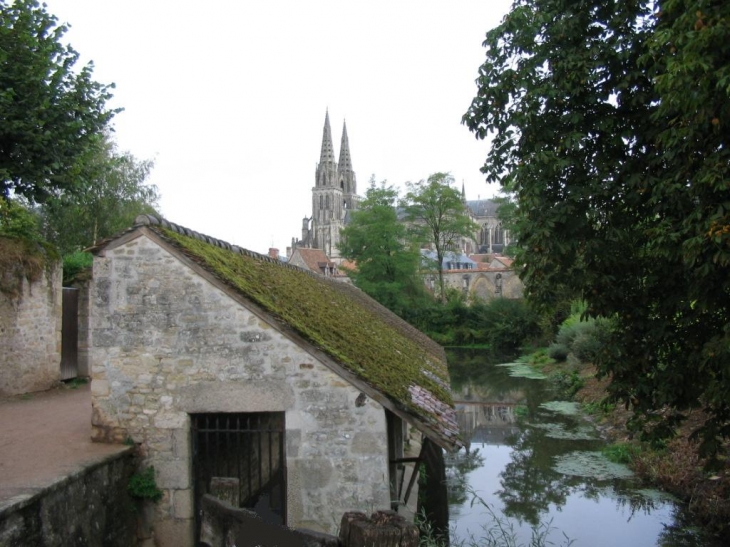 Lavoir et cathédrale - Sées