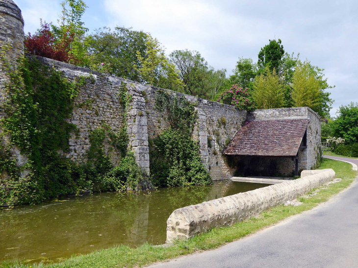 Le lavoir au pied des remparts - Sérigny