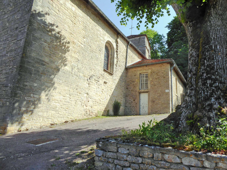 Derrière l'église Saint Léger - Alise-Sainte-Reine