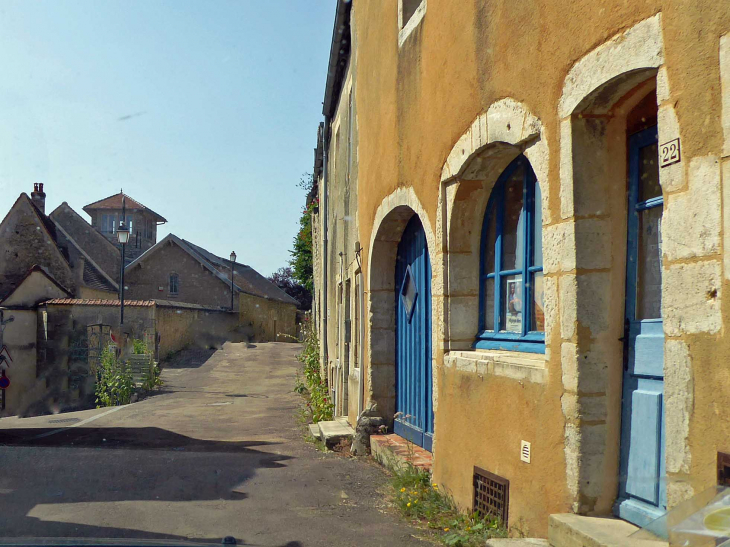 Rue du Miroir vers la chapelle Sainte Reine - Alise-Sainte-Reine