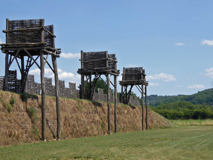 Reconstitution des fortifications du siège d'Alesia - Alise-Sainte-Reine