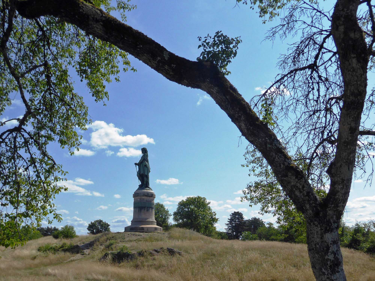 La statue de Vercingétorix au sommet du plateau - Alise-Sainte-Reine