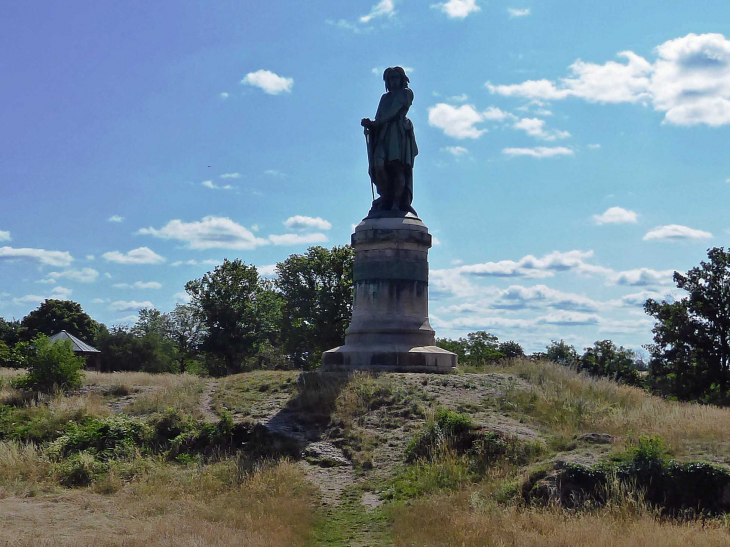 La statue de Vercingétorix au sommet du plateau - Alise-Sainte-Reine